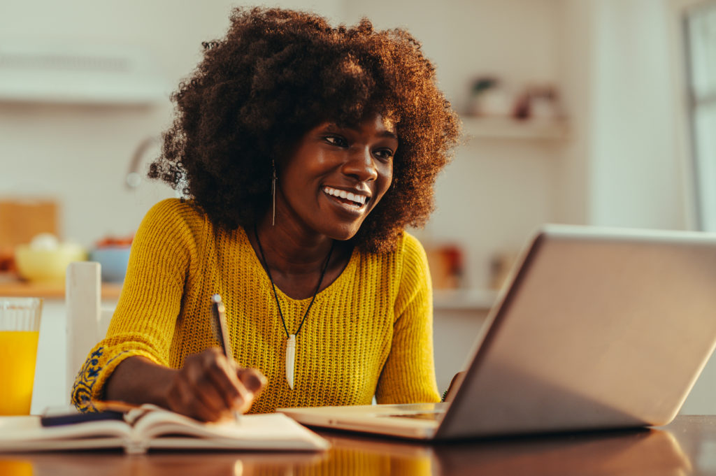 Femme devant ordinateur qui est à la recherche d'un bon relationniste